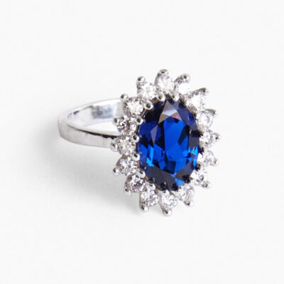 Anillo con espinela azul y halo de diamantes de laboratorio