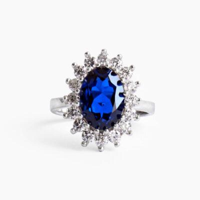 Anillo con espinela azul y halo de diamantes de laboratorio