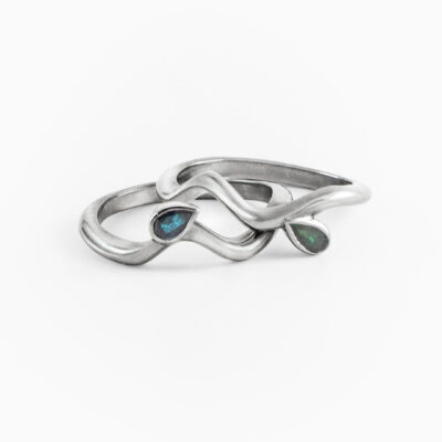 Argollas wave con diamantes azul y verde en oro blanco 14K
