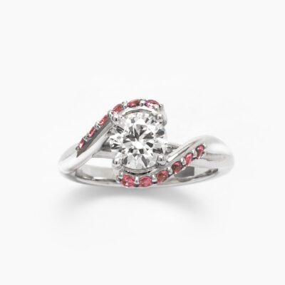 Anillo bypass con zafiros rosa y diamante en oro blanco 14K