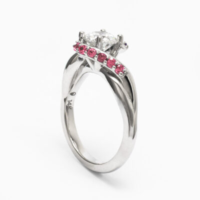 Anillo bypass con zafiros rosa y diamante en oro blanco 14K