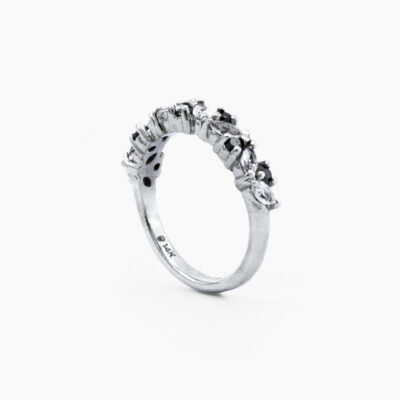 Churumbela con diamantes negros y zafiros marquesa en oro blanco 14K