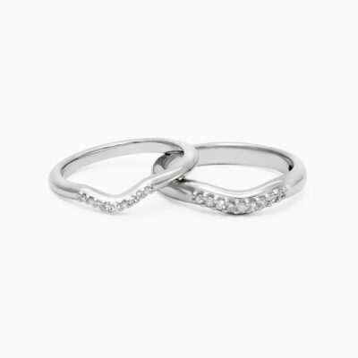 Argollas wave con diamantes de laboratorio en oro blanco 14K