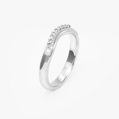 Argollas wave con diamantes de laboratorio en oro blanco 14K