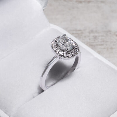 Anillo halo cushion con diamantes en oro blanco 14K