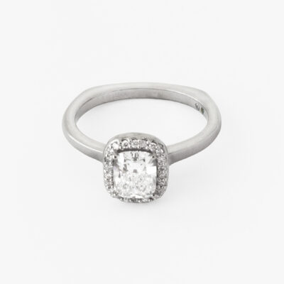 Anillo halo cushion con diamantes en oro blanco 14K