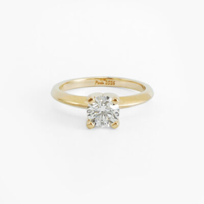 Anillo solitario con diamante de laboratorio redondo en oro amarillo 14K