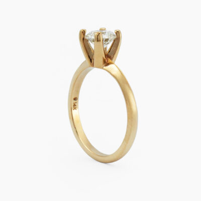 Anillo solitario con diamante de laboratorio redondo en oro amarillo 14K
