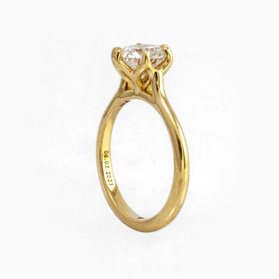 Detalle de la montura tipo tulipán con seis uñas de bolita en anillo de oro amarillo 14K.