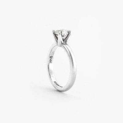 Anillo solitario clásico con diamante de laboratorio en oro blanco 14K