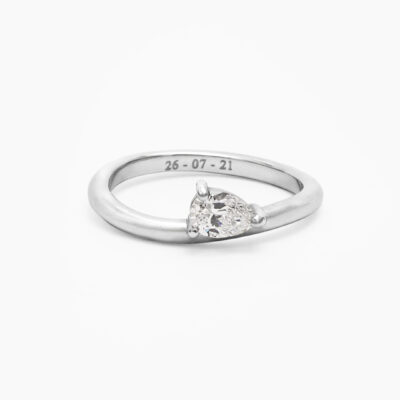 Anillo pera east west con diamante en oro blanco 14K