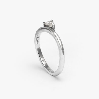 Anillo pera east west con diamante en oro blanco 14K