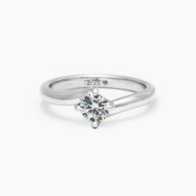 Anillo solitario twist con diamante redondo en oro blanco 14K