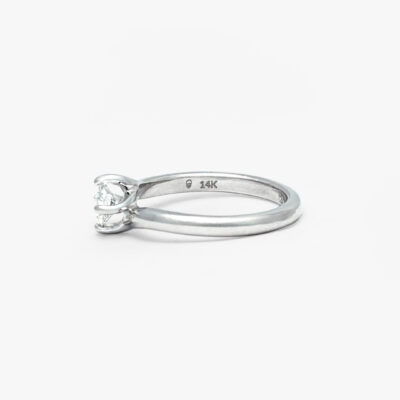 Anillo solitario twist con diamante redondo en oro blanco 14K