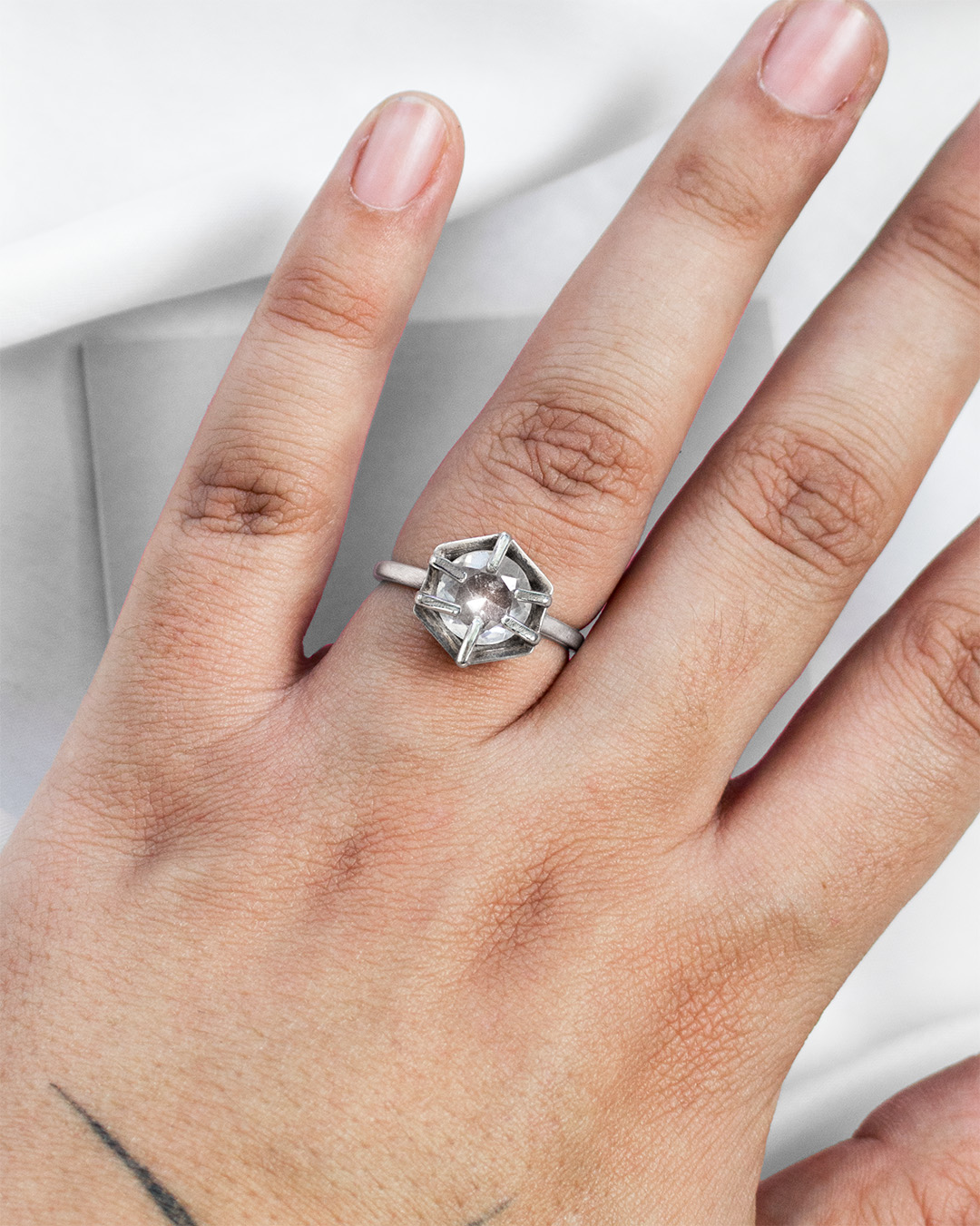 Anillo colocado en el dedo para identificar una talla cómoda antes de medir.