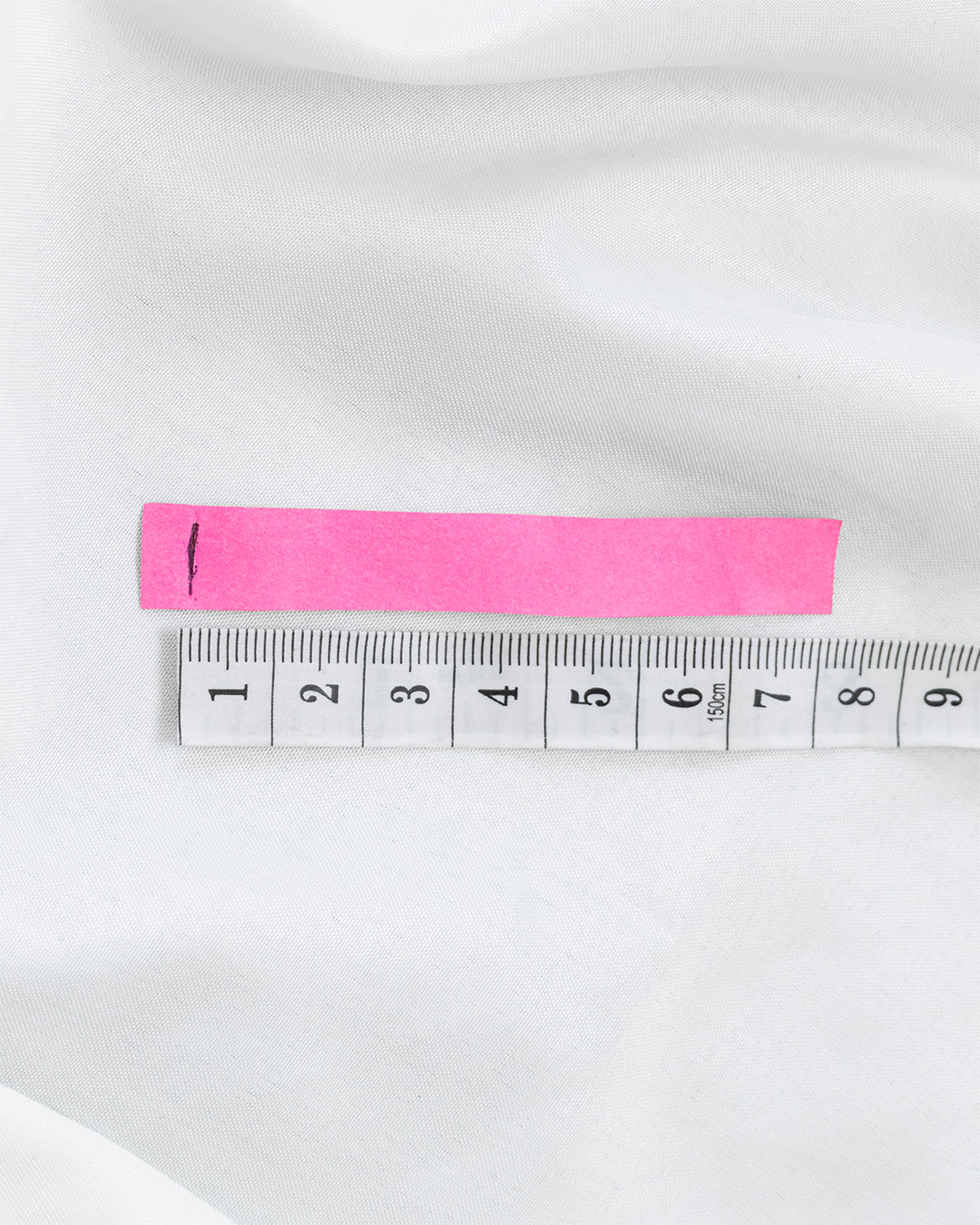 Medición de una tira de papel para calcular la circunferencia del dedo.