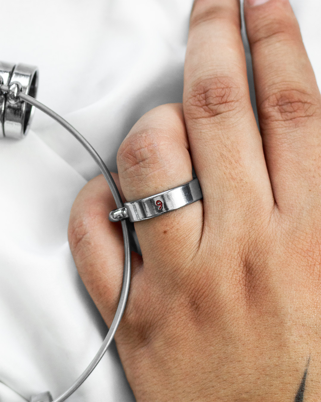 Anillo de banda ancha que puede requerir una talla diferente para mayor comodidad.
