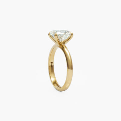 Anillo solitario cushion 2.5 ct con diamante de laboratorio en oro amarillo 14K