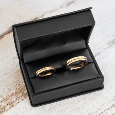 Argollas de matrimonio personalizadas con bicicleta y birthstones en oro amarillo 14K