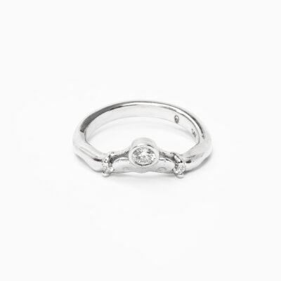 Argolla de oro blanco 14K con diamante central y diamantes laterales