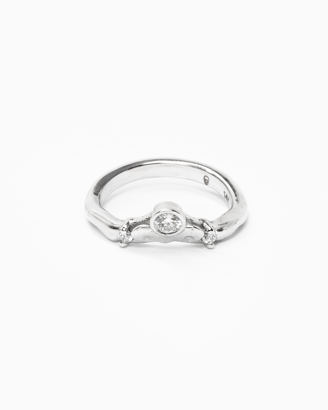 Argolla de oro blanco 14K con diamante central y diamantes laterales