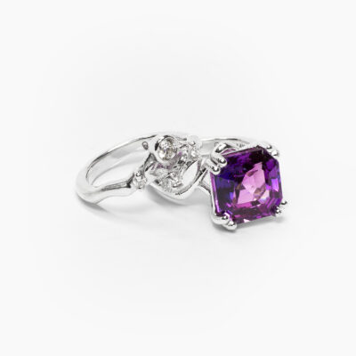 Anillo chevron con zafiro rosa y diamantes en oro blanco 14K