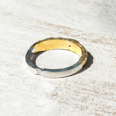 Argolla de oro y plata con zafiro azul y diamante