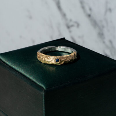Argolla de oro y plata con zafiro azul y diamante