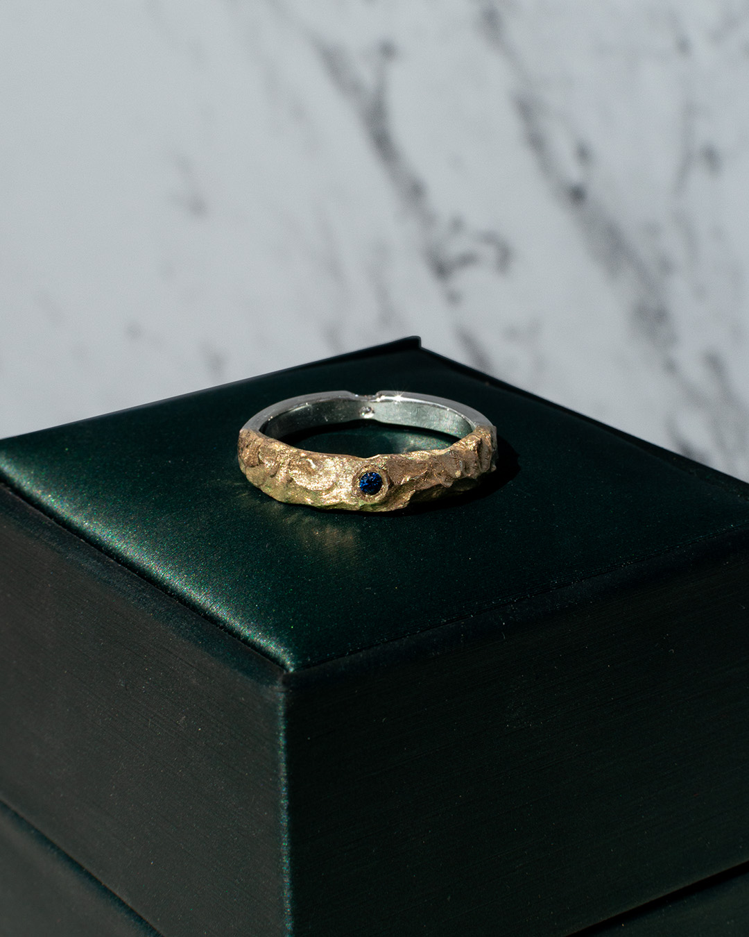 Argolla de oro y plata con zafiro azul y diamante