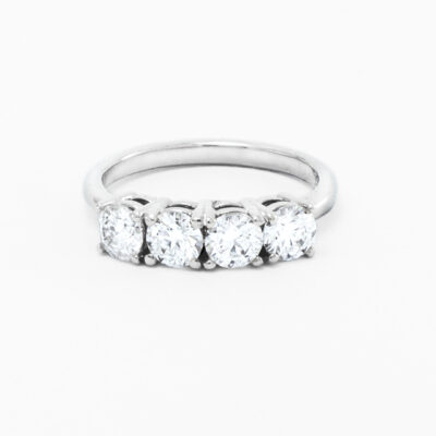 Buchurumbela con cuatro moissanitas de 5 mm en oro blanco 14K