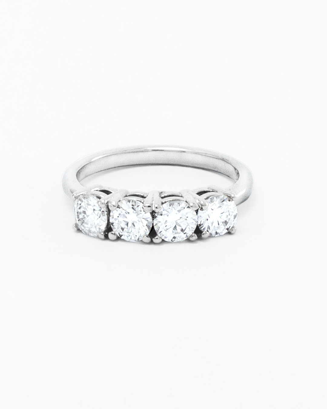 Buchurumbela con cuatro moissanitas de 5 mm en oro blanco 14K