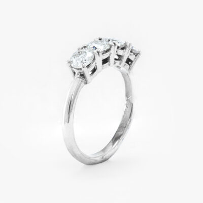 Buchurumbela con cuatro moissanitas de 5 mm en oro blanco 14K