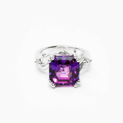 Anillo chevron con zafiro rosa y diamantes en oro blanco 14K