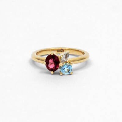 Anillo cluster con granate, aguamarina y zafiro blanco en oro amarillo 14K