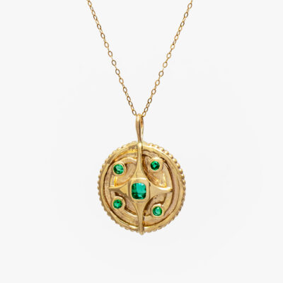 Collar Lucky Coin en oro amarillo 14K con esmeraldas colombianas naturales