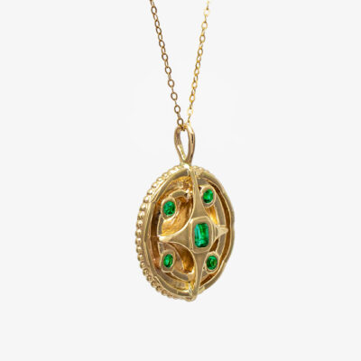 Collar Lucky Coin en oro amarillo 14K con esmeraldas colombianas naturales