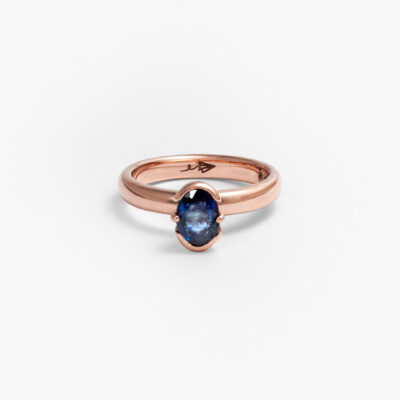 Anillo de compromiso con zafiro oval natural en oro rosa 18K