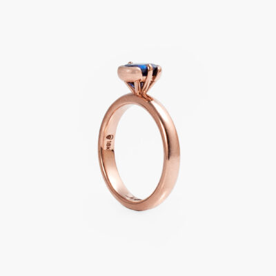 Anillo de compromiso con zafiro oval natural en oro rosa 18K