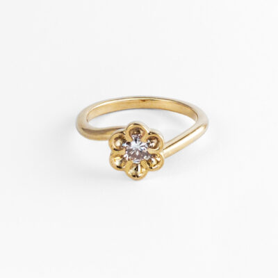 Anillo Belcher floral con diamante natural en oro amarillo 14K