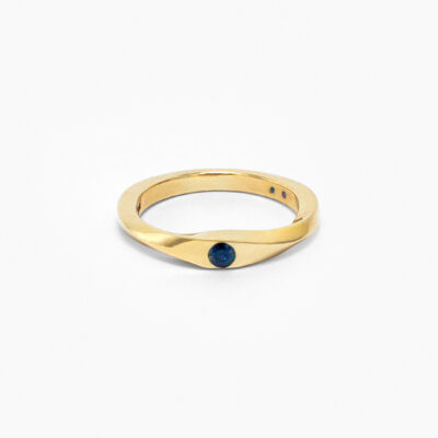 Argolla Moebius en oro amarillo 14K con zafiro azul natural