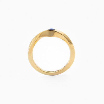 Argolla Moebius en oro amarillo 14K con zafiro azul natural