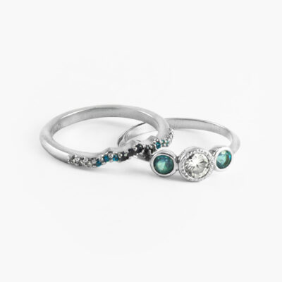 Anillo trilogía con moissanita y topacios azules en oro blanco 14K