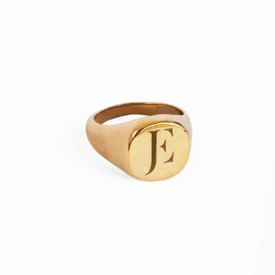 Anillo signet personalizado con iniciales en oro amarillo 14K
