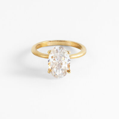 Anillo solitario con moissanita oval crushed ice en oro amarillo 14K