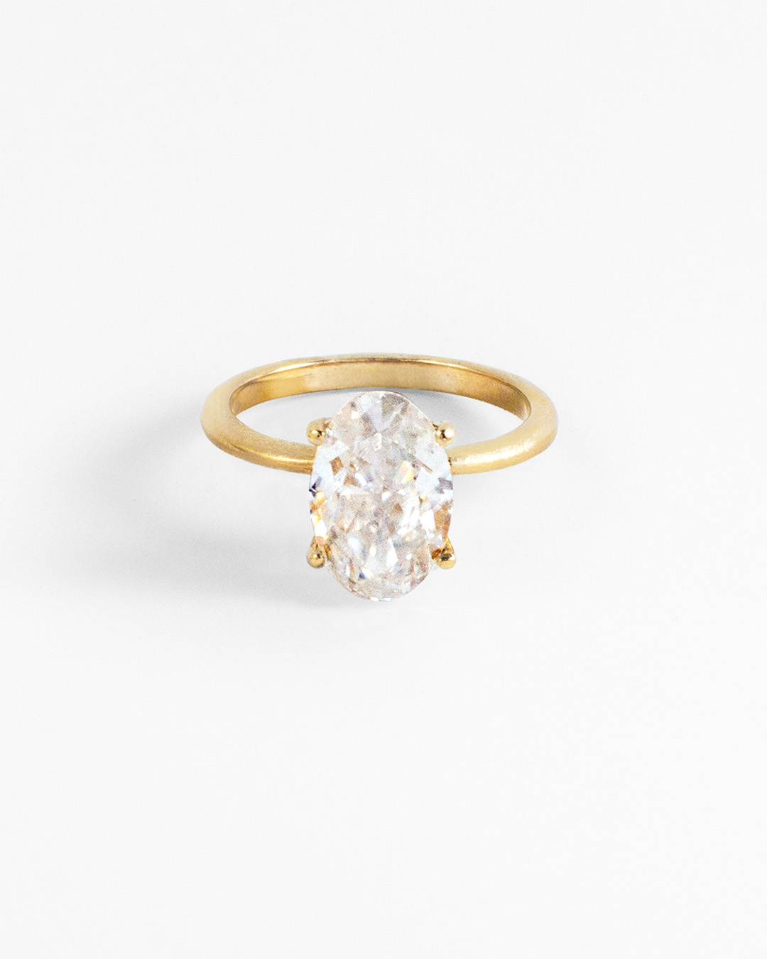 Anillo solitario con moissanita oval crushed ice en oro amarillo 14K