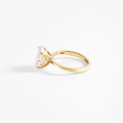 Anillo solitario con moissanita oval crushed ice en oro amarillo 14K