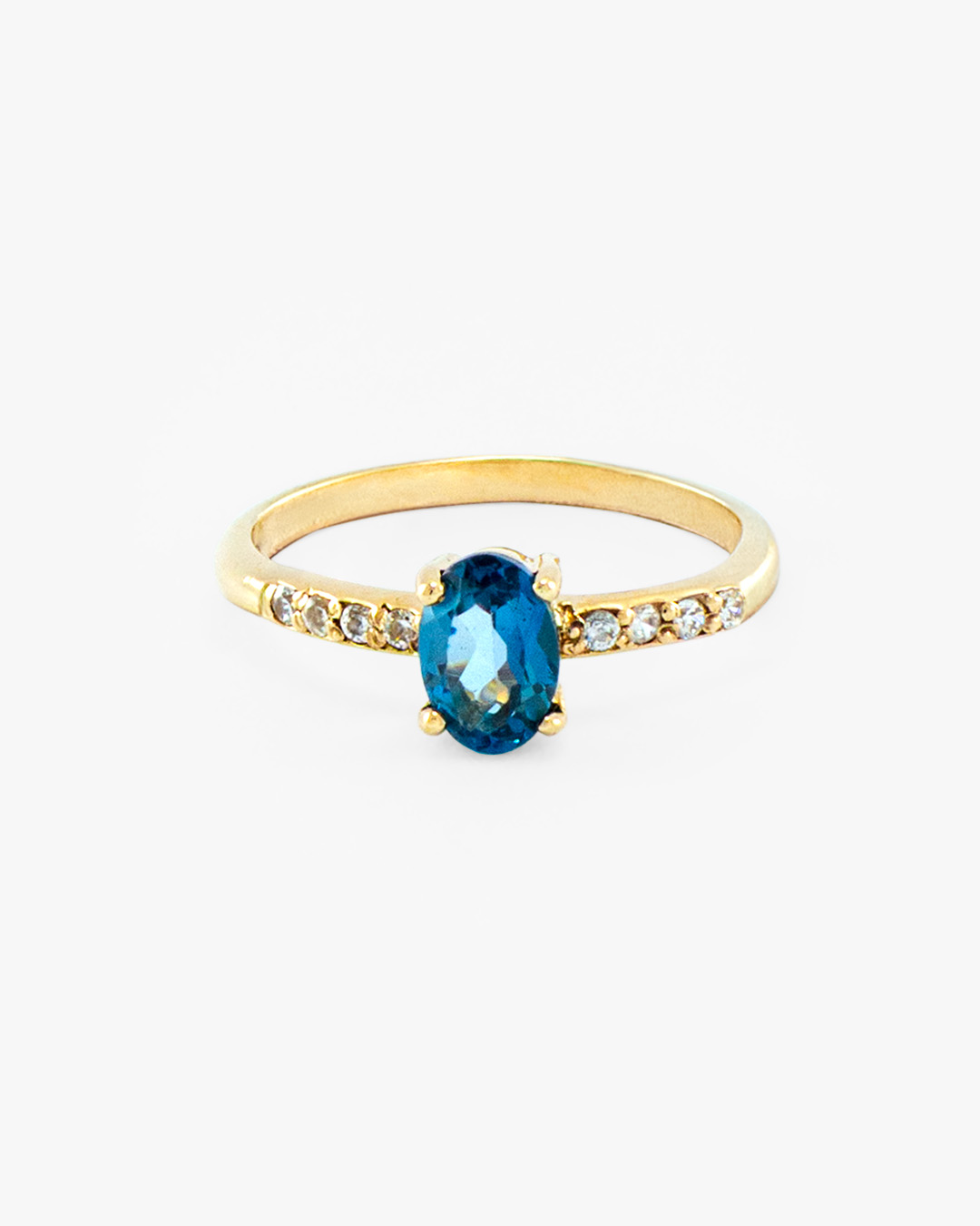 Anillo solitario con topacio azul oval y diamantes en oro amarillo 14K
