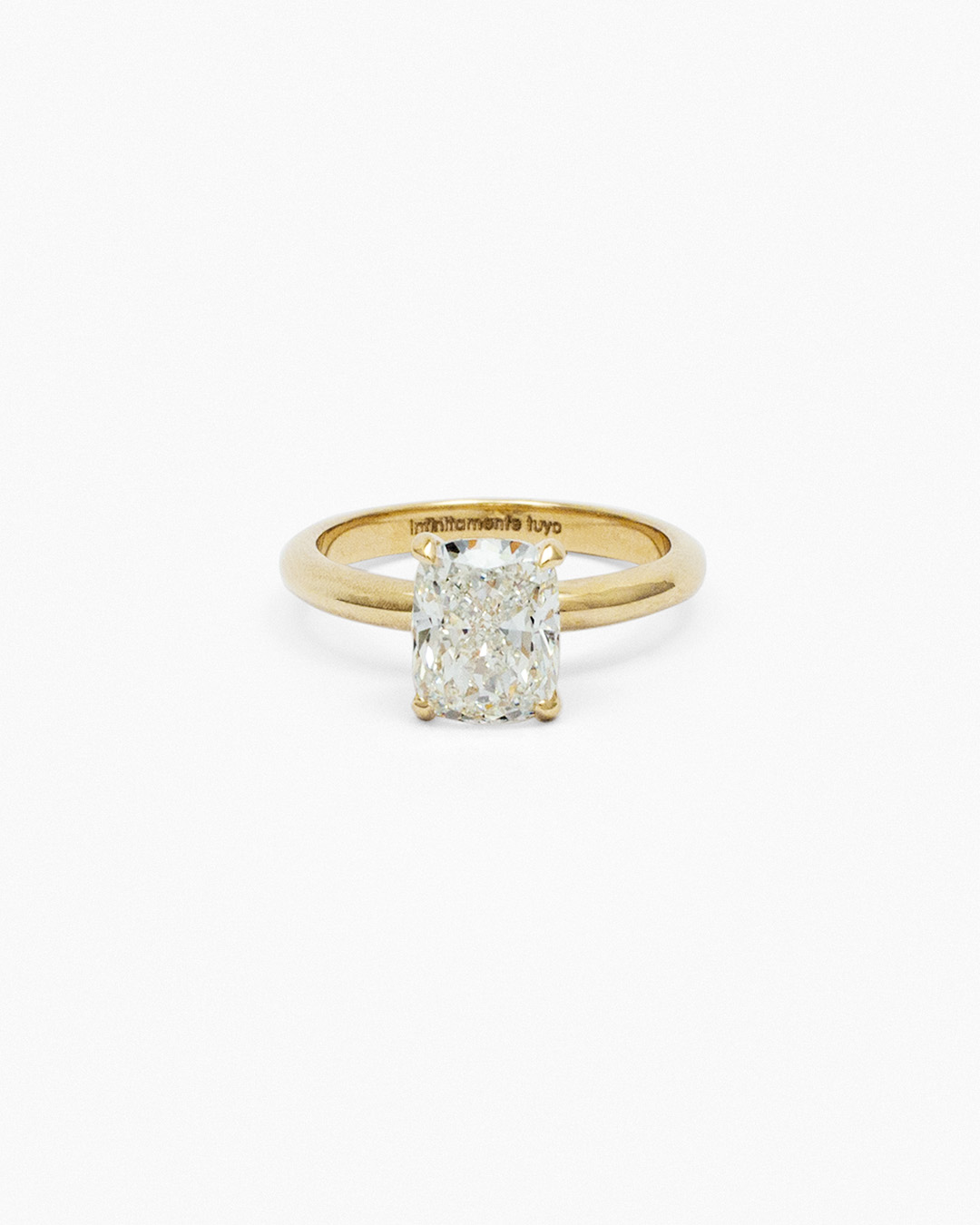 Anillo solitario cushion 2.5 ct con diamante de laboratorio en oro amarillo 14K