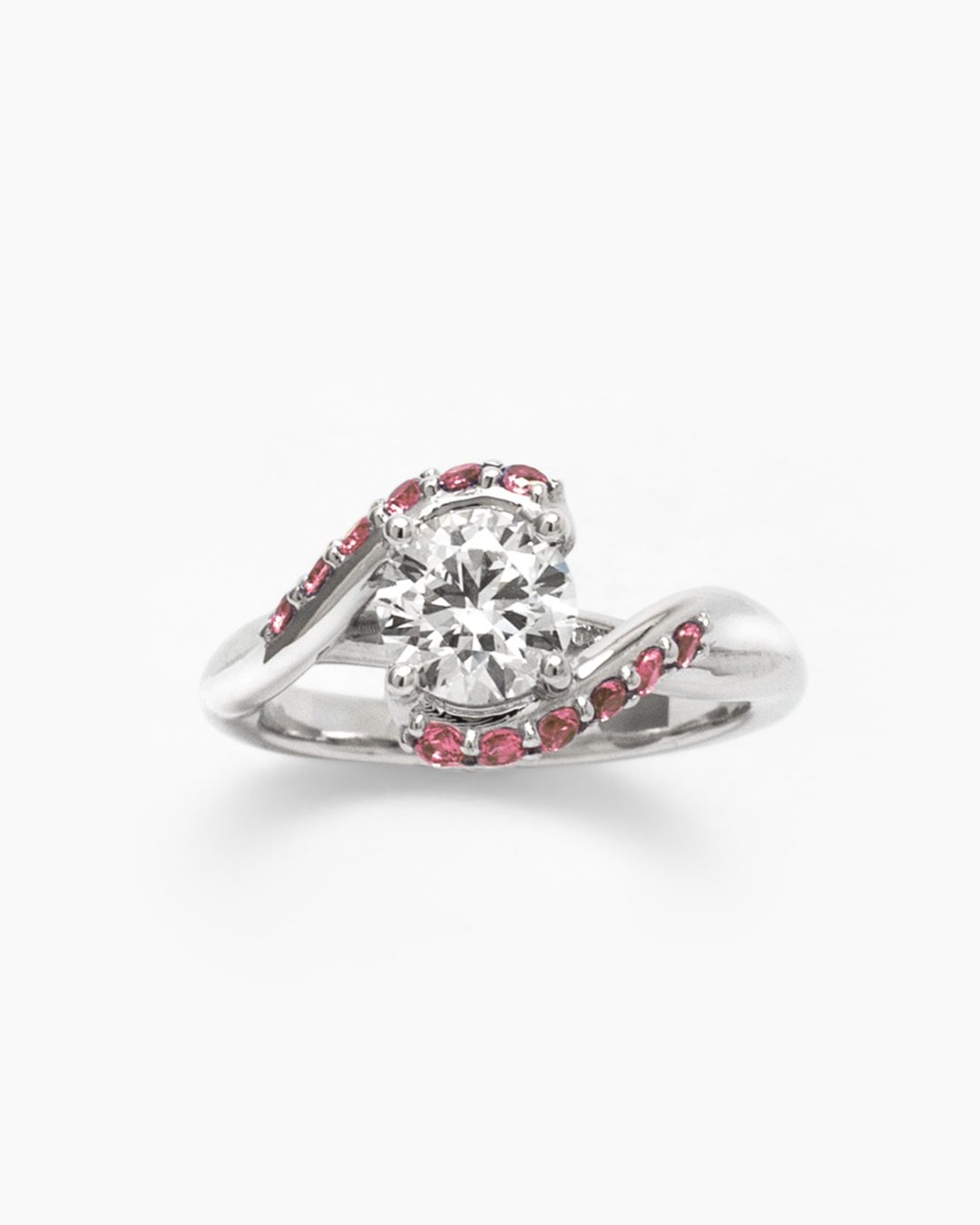 Anillo bypass con zafiros rosa y diamante en oro blanco 14K