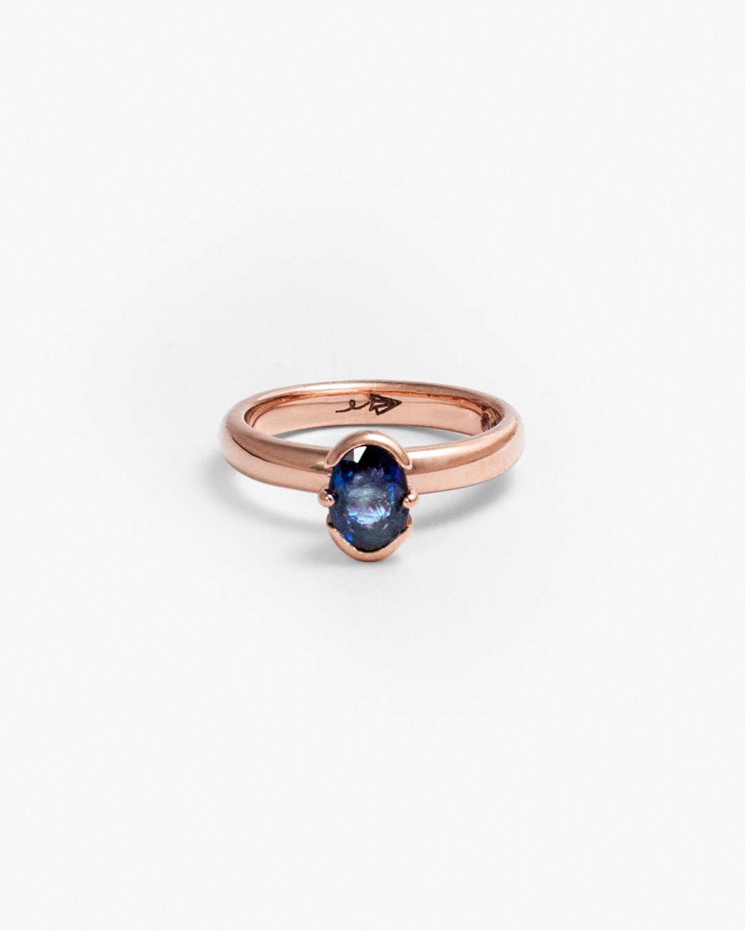 Anillo de compromiso con zafiro oval natural en oro rosa 18K